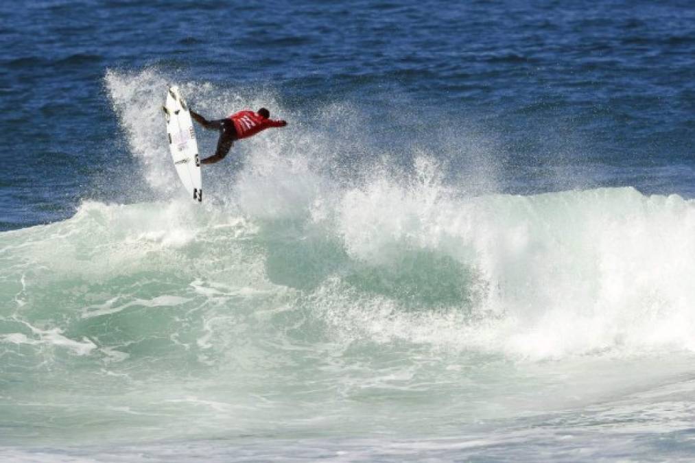 SURF. Conquistando las olas. El surfista brasileño Italo Ferreira conquista la ola en la serie de la segunda ronda del Billabong Pro Cascais dejando una espectacular gráfica en la Liga Mundial de Surf, en Cascais, Portugal.