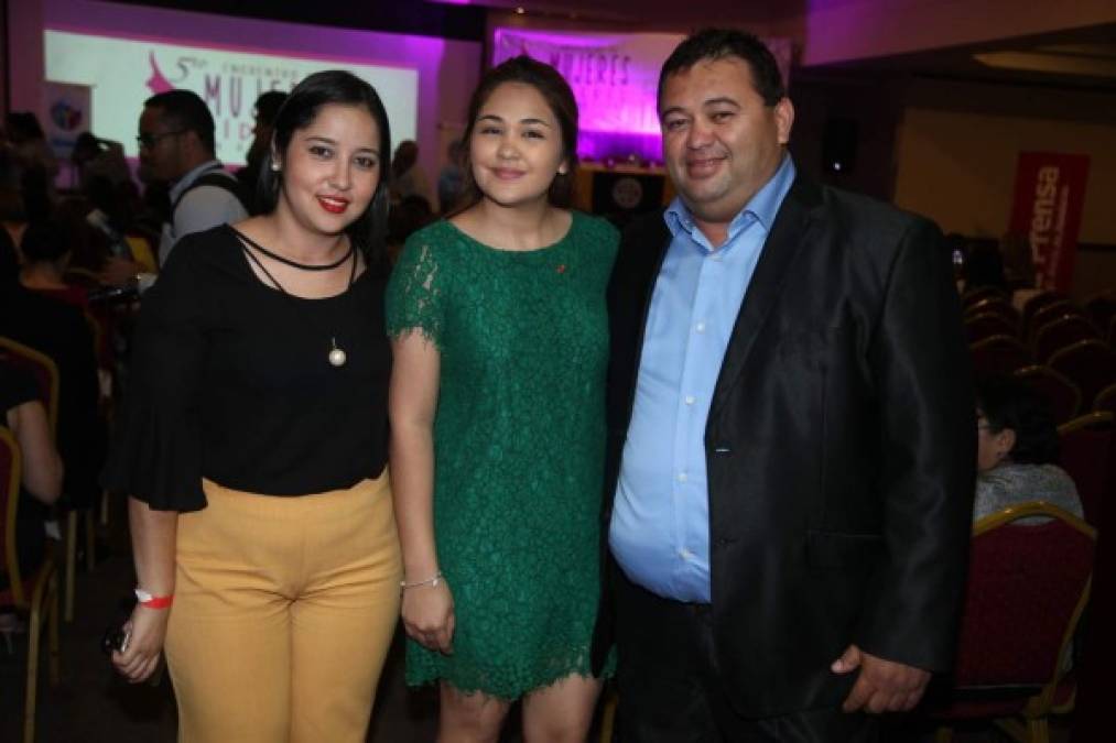Vanessa Flores con Alejandra y Josué Fajardo.