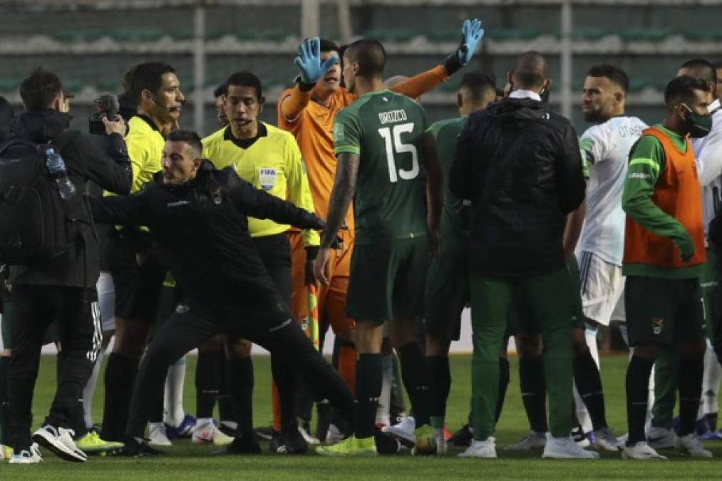 Tras el pitazo final, Lionel Messi protagonizó un cruce de palabras con el preparador físico Lucas Nava de Bolivia y tuvieron que separarlos. Además el astro argentino tuvo una pelea con el delantero Martins.