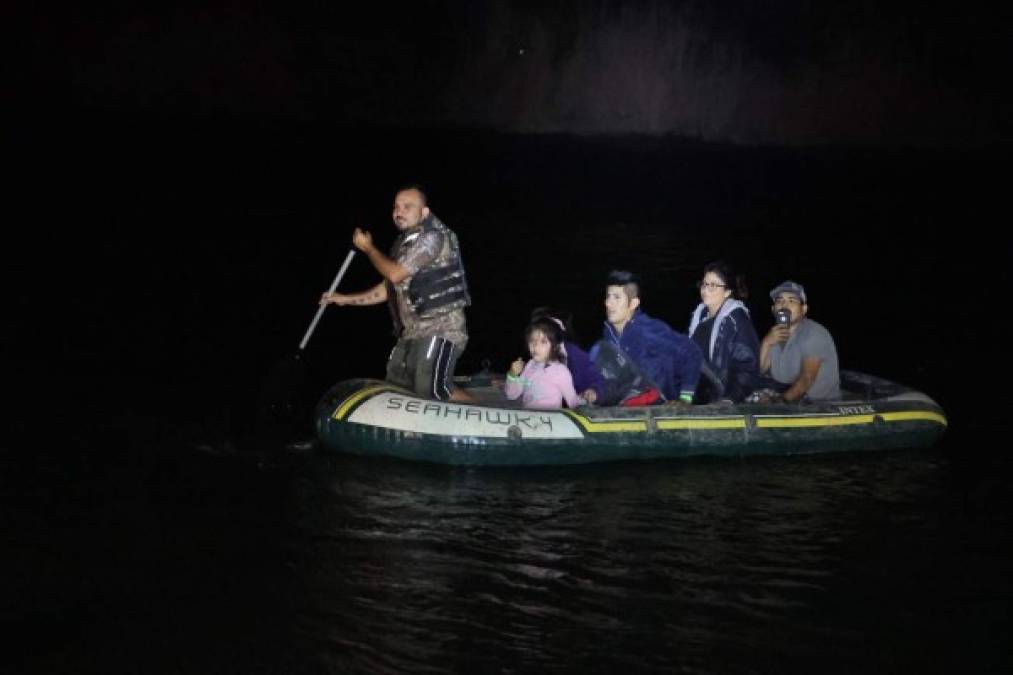 Los traficantes de personas siguen atrayendo a miles de migrantes afirmando que el Gobierno de Biden les permitirá la entrada si llevan niños pequeños.