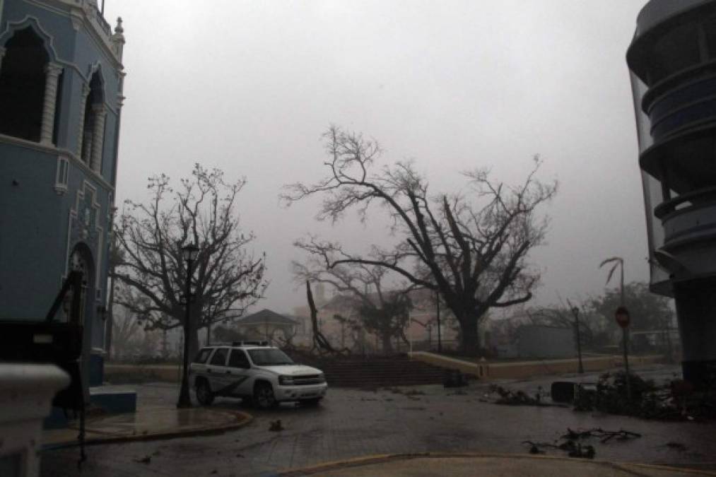 'Puerto Rico está siendo duramente golpeado por un nuevo monstruoso huracán', tuiteó el presidente estadounidense Donald Trump.