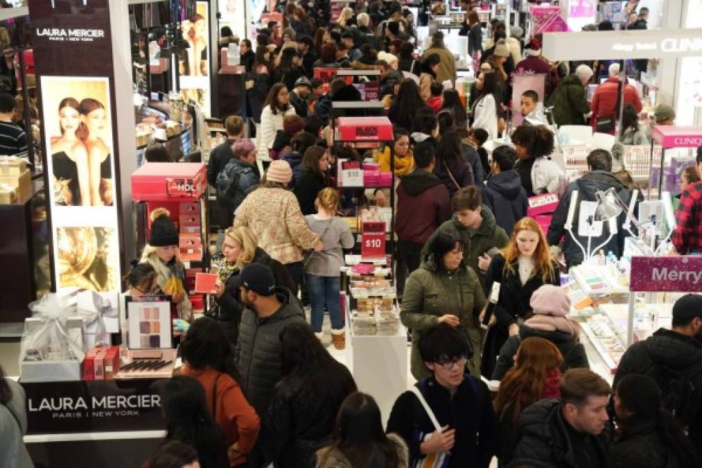 Los artículos más buscados por los compradores en el Black Friday son: ropa y accesorios (58%), tarjetas regalo (54%), juguetes (39%), libros (32%), comida o caramelos (32%) y aparatos electrónicos (25%).<br/>