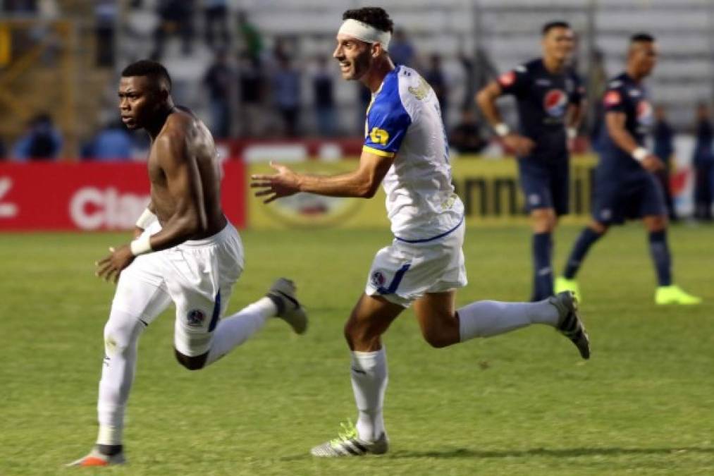 Elmer Güity corre a celebrar su golazo ante Motagua. Lo sigue Martín Bonjour.