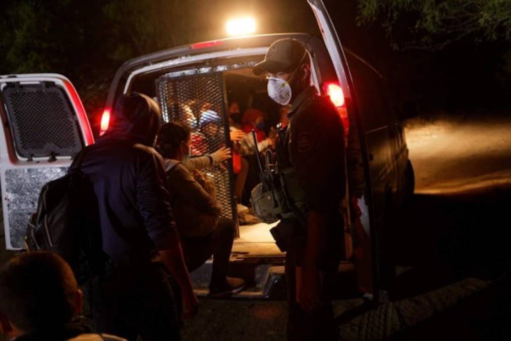 '(Los migrantes están) vulnerables al secuestro y la violencia y sin bienes básicos de primera necesidad como agua potable, refugio, así como servicios sociales o de salud', expuso la organización en un comunicado.