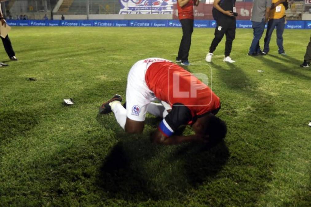 El capitán del Olimpia, Ever Alvarado, dobló rodillas y rompió a llorar.