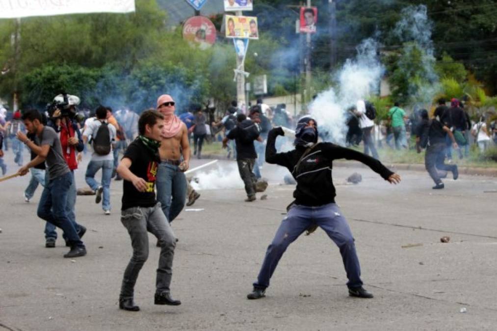 2. Noventa días sin clases en la Universidad Autónoma<br/><br/>La noche del miércoles 24 de mayo, 20 miembros del Movimiento Estudiantil Universitario (MEU) ingresaron a la Unah para tomarse los edificios, pero la seguridad interna los neutralizó. Horas después, la rectora presentó una denuncia ante el Ministerio Público y luego los llevaron ante un juez. <br/><br/>El Ministerio Públicó acusó a los estudiantes por los delitos de privación injusta de la libertad, daños en perjuicio de testigos protegidos y en contra del Estado de Honduras. El juez decidió concederles medidas sustitutivas a la prisión. Desde mayo hasta agosto, los estudiantes del MEU mantuvieron tomadas las instalaciones de los campus de Tegucigalpa y San Pedro Sula.<br/><br/>Estas protestas las ejecutaron en oposición a las reformas académicas y administrativas promovidas por la rectora Julieta Castellanos y por un juicio entablado contra fundadores del MEU, Cesario Padilla, Sergio Ulloa y Moisés Cáceres, quienes en 2015, cubriendo sus rostros con pasamontañas, se tomaron el campus de Tegucigalpa. En junio de este año, la Sala IV de los Tribunales de Sentencia los declaró culpables por el delito de usurpación. <br/><br/>Después de varios meses de tomas de edificios y enfrentamientos de estudiantes y policías antimotines en el bulevar Suyapa de Tegucigalpa, a finales de septiembre, Francisco José Herrera Alvarado rindió juramento como rector interino de la Unah, en sustitución de Castellanos, a quien se le venció su segundo período administrativo. Ella dirigió la universidad desde 2009.