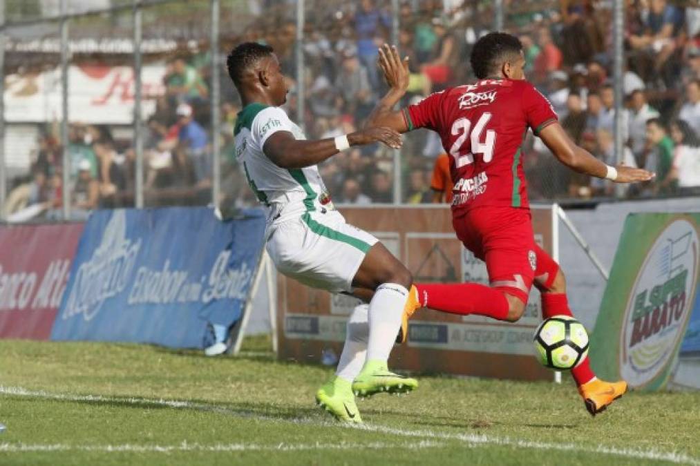 El defensa del Platense, Robbie Matute, disputando la pelota con Yaudel Lahera, delantero del Marathón.