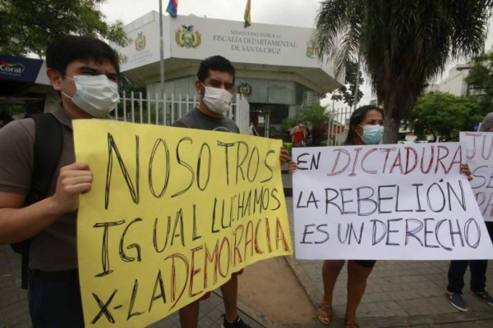 Un grupo de ciudadanos se manifiesta en apoyo a la expresidenta interina de Bolivia Jeanine Áñez hoy, frente a la Fiscalía de Santa Cruz (Bolivia).