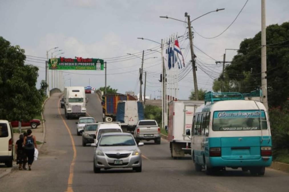 Uno de los representantes de los taxistas, Víctor Aguilar, dijo a los periodistas que con la rebaja de 23 lempiras al combustible 'ganamos todos'.