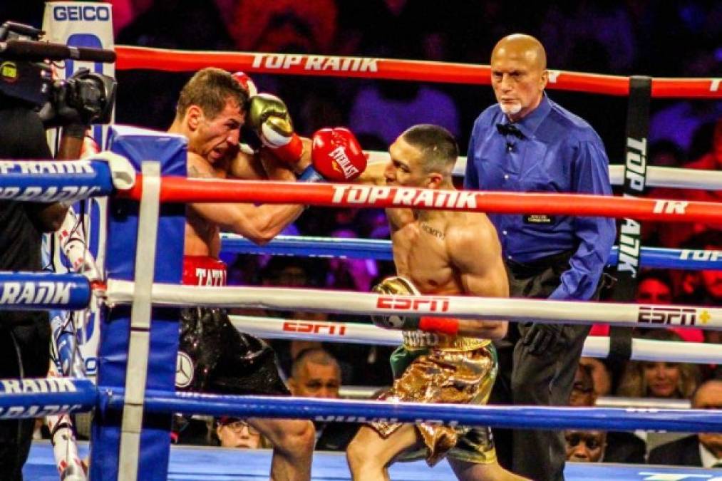 El boxeador hondureño soltó su brazo derecho buscando el rostro del finlandés. Foto Jonathan Loarca