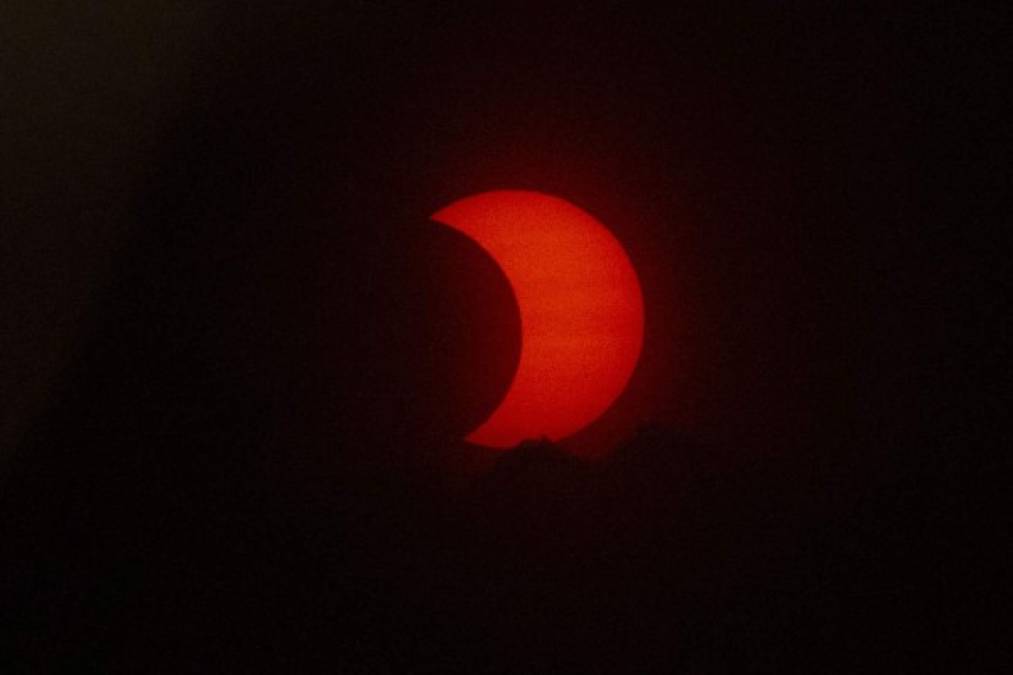 Los habitantes del hemisferio norte pudieron admirar este jueves en el cielo, protegiendo los ojos, un eclipse parcial de sol que recorrió una franja de aproximadamente 500 km que va desde Canadá hasta Siberia, pasando por Europa.