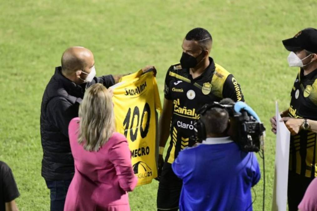 El Real España brindó un homenaje a Rony Martínez por llegar a los 100 goles en la Liga Nacional de Honduras.