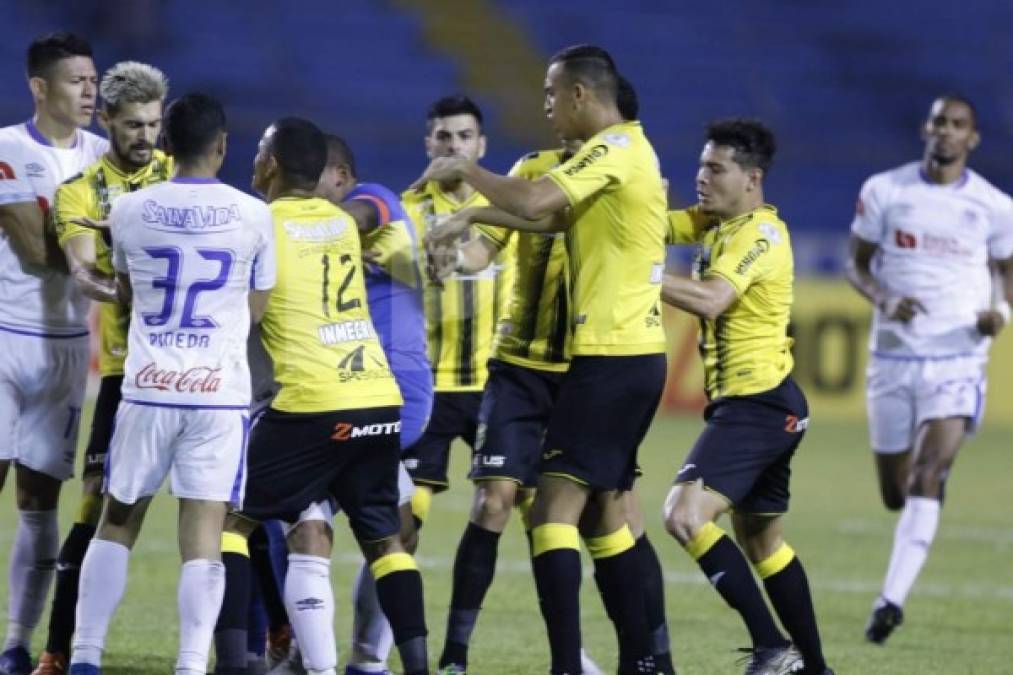 Germán Mejía, Carlos Pineda y Ever Alvarado recibieron la roja por el lado olimpista, mientras que por los españolistas los expulsados fueron Jhow Benavídez y Ángel Tejeda.