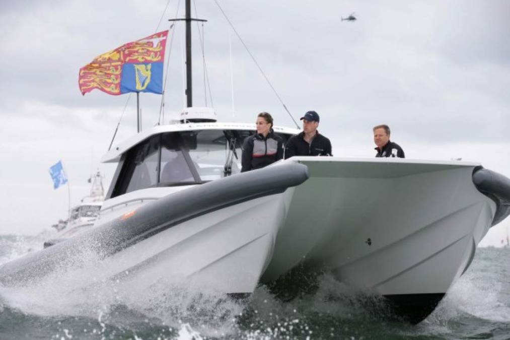 INGLATERRA. Los duques aventureros. El príncipe Guillermo y su esposa Catalina participaron en la Copa América de vela en Portsmouth. Foto: AFP/Tim Ireland