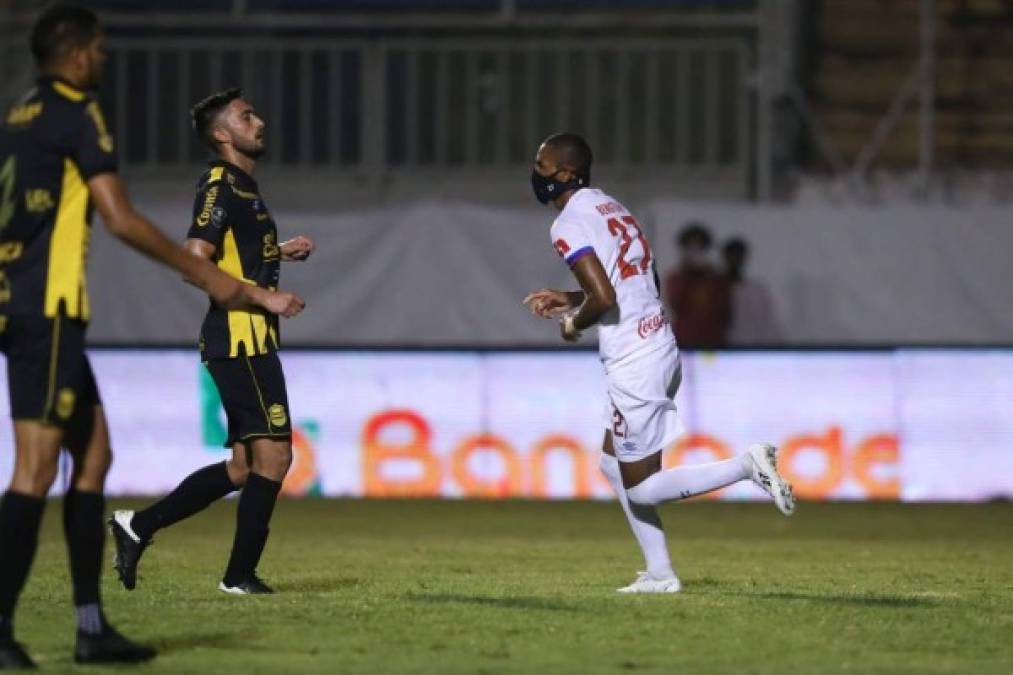 Jerry Bengtson corre a celebrar su gol de penal que dio el triunfo al Olimpia.