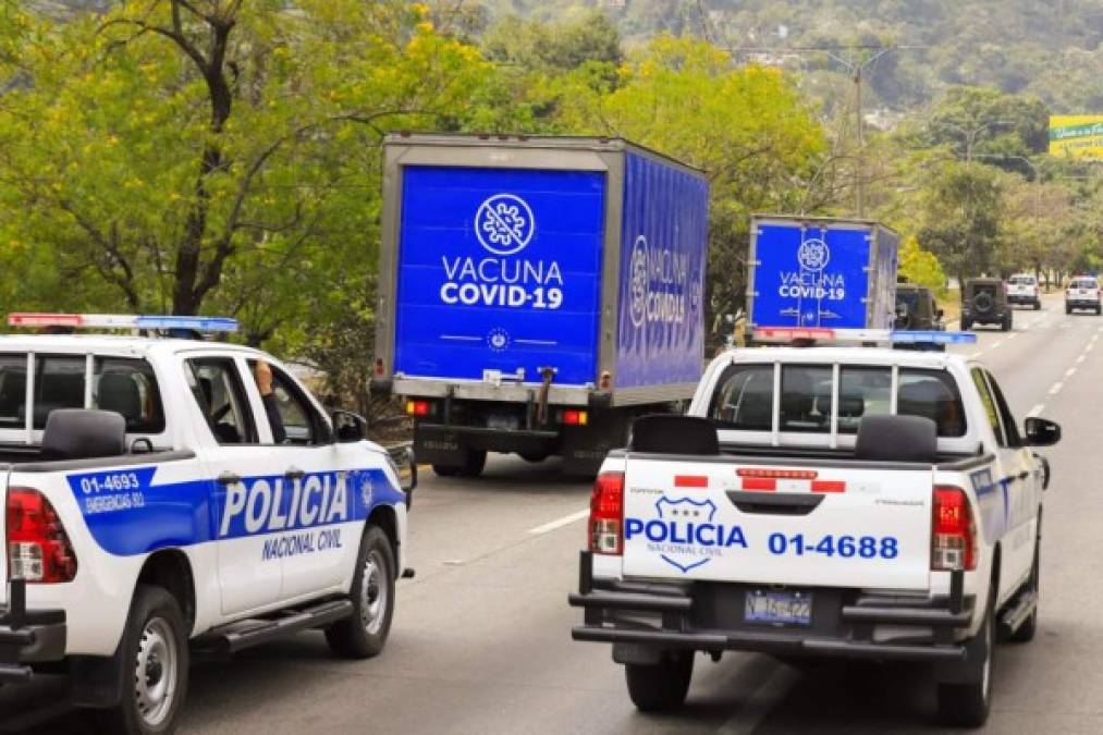 Los camiones refrigerados fueron escoltados por la policía hasta el Cenabi, en la comunidad El Matazano, Soyapango, 7 km al este de San Salvador, donde permanecerán almacenadas.