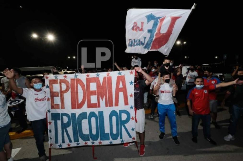 “Epidemia tricolor”, decía una pancarta que llevaron los aficionados del Olimpia a la terminal aérea sampedrana.