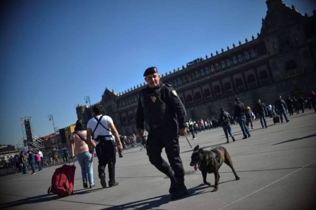 Los policías mexicanos patrullando hoy la plaza del Zócalo antes del inicio de la ceremonia de inauguración del presidente electo de México, Andrés Manuel López Obrador, en la Ciudad de México. Fotos todas de AFP.