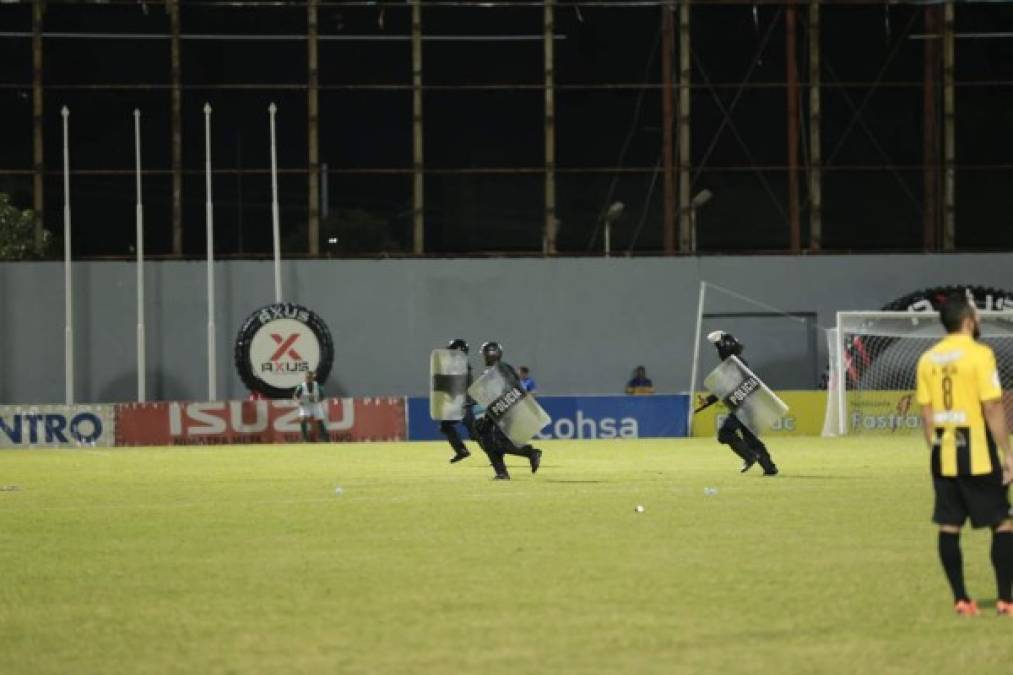 La Policía Nacional tuvo que ingresar al campo para calmar la situación.