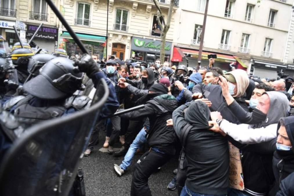 La tradicional manifestación, que reunió en la capital a 25.000 personas, según los organizadores, 17.000 según el Gobierno, acabó de forma violenta cuando un grupo de radicales se negó a abandonar la plaza de la Nation. Fue el punto más tenso de una manifestación que había comenzado en la plaza de la República y que se había desarrollado de forma pacífica, salvo la destrucción de algunos escaparates.