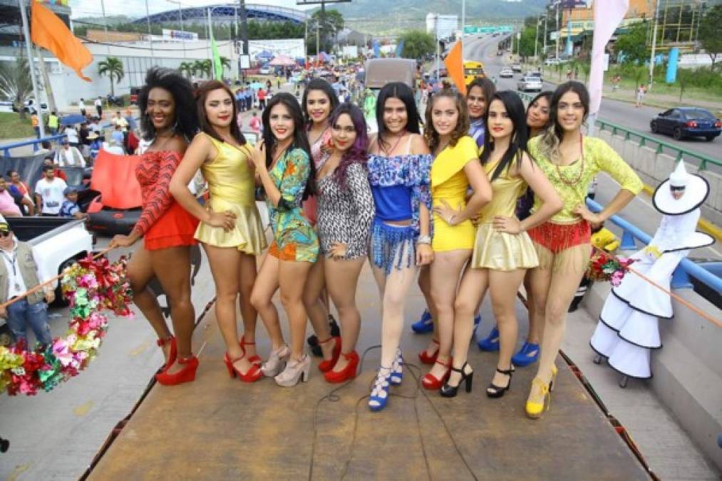 Las hermosas jóvenes posando para el lente de LA PRENSA.