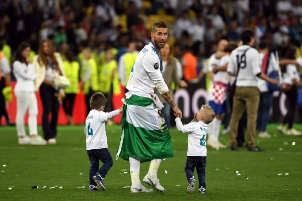 Sergio Ramos se paseó por el estadio Olímpico de Kiev con sus dos hijos. Foto AFP