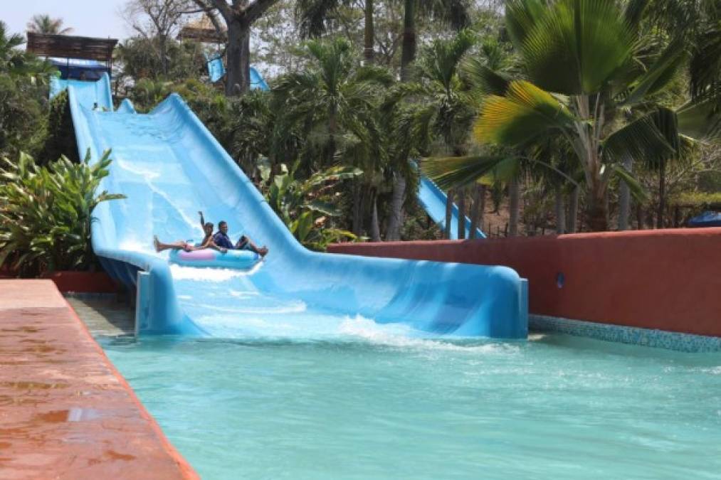 El parque acuático posee toboganes que dan un toque de aventura extrema para quienes así lo deseen.