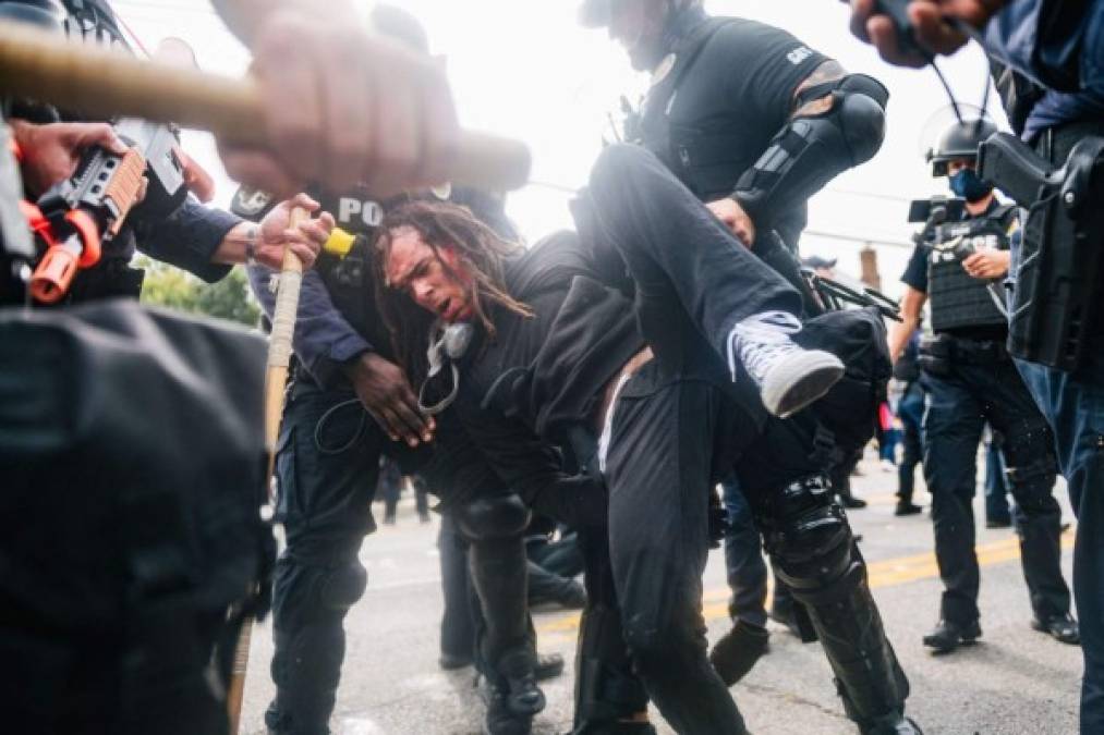 Varias marchas y protestas ocuparon el centro de Louisville nada más conocerse la noticia de la imputación por parte del fiscal general del estado de Kentucky por la muerte de Taylor, que solo afecta a un agente y no por disparar contra el apartamento de la fallecida, sino por hacerlo contra una vivienda contigua a la de la víctima.<br/>