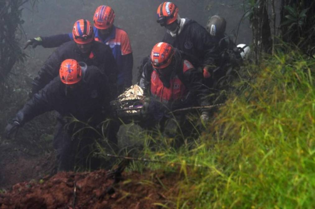 Los cuerpos de las seis víctimas fueron recuperados de lo inhóspito de la montaña de Yerbabuena en el departamento de Francisco Morazán, zona central de Honduras.