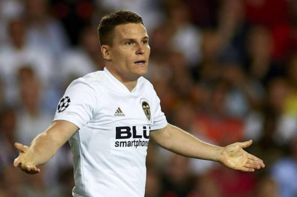 Kevin Gameiro habló de su situación personal y la de su club. El delantero a sus 33 años prefiere quedarse en Valencia a pesar del gran revuelo que están llevando a cabo actualmente los directivos del club ché. 'Todo es posible. Al principio, realmente querían despedir a los ancianos y a los grandes salarios. Ahora me queda un año de contrato, estoy muy bien en el Valencia, no veo por qué me iría ahora. También hablé con el entrenador, absolutamente quiere que me quede. Cuando un entrenador cuenta contigo, es mejor quedarse', declaró el delantero que tiene un año de contrato.