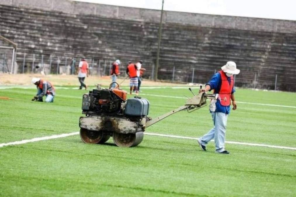 La primera etapa de la remodelación incluye el engramado sintético del terreno de juego, (6,400 metros cuadrados), y bancas para jugadores.