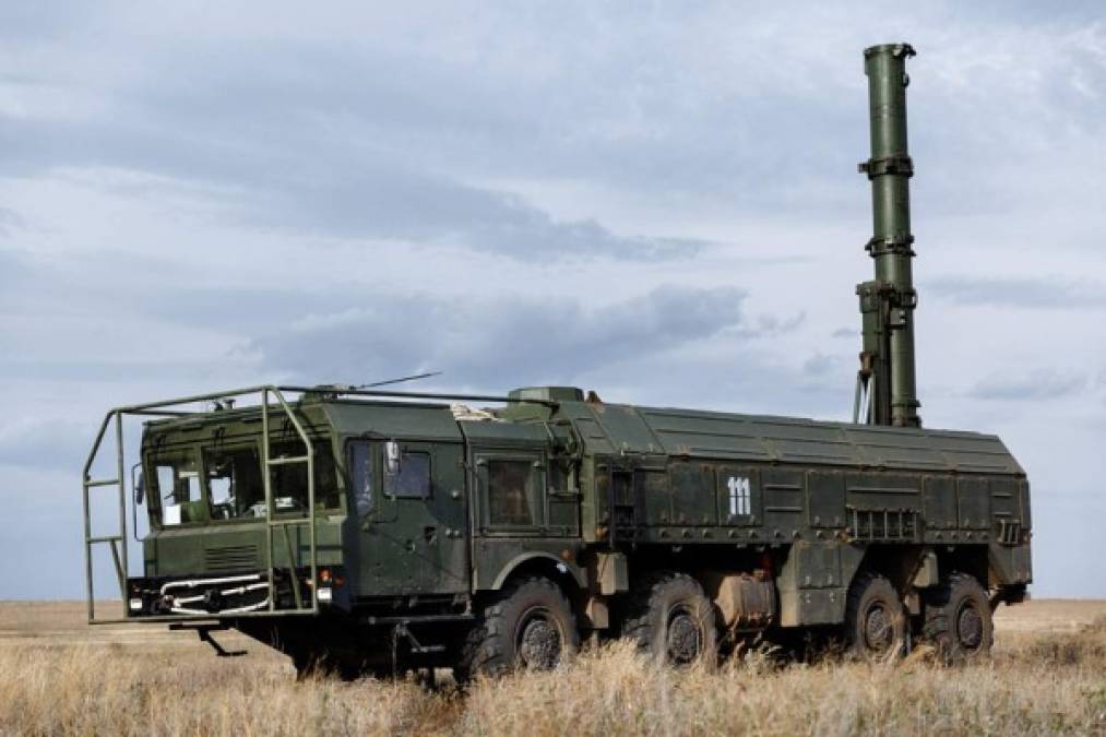 El tratado INF (Intermediate-Range Nuclear Forces Treaty), firmado entre la Unión Soviética y Washington en 1987, en tiempos de la Guerra Fría, abolió el uso de misiles con un alcance de entre 500 y 5.500 km.
