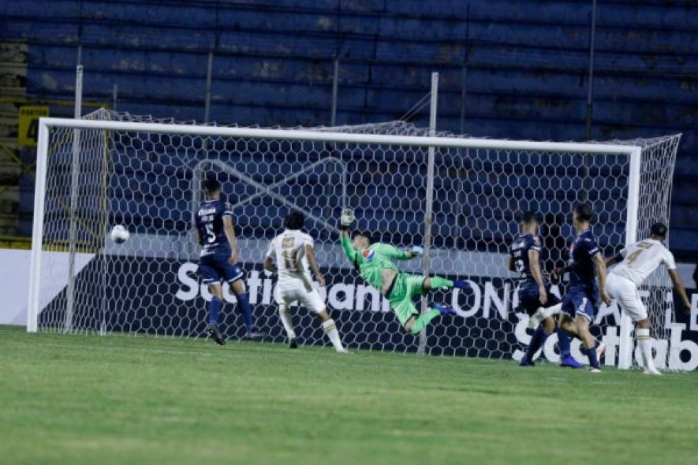 El portero argentino Jonathan Rougier vuela, pero no pudo alcanzar el balón tras el cabezazo del tico Andrés Lezcano para abrir el marcador en el partido.