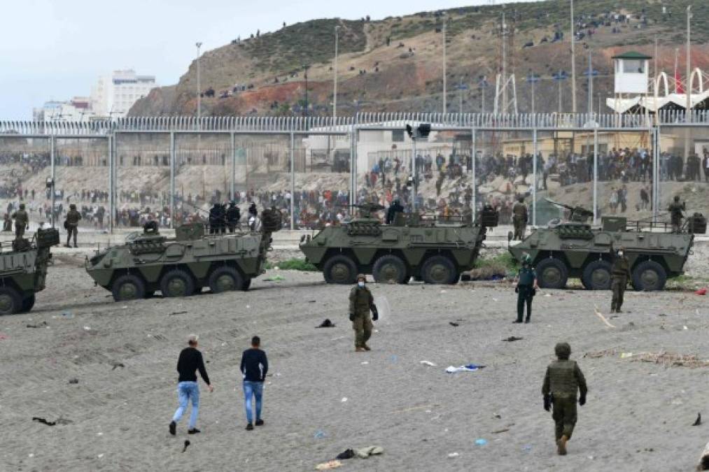 El Gobierno español desplegó este martes a Policía y Ejército en Ceuta, tras la llegada en las últimas horas por vía marítima de unos 6.000 marroquíes, 1.500 menores de edad, según fuentes oficiales, de los que 2.700 ya han sido devueltos a su país, según informó hoy el ministro español del Interior, Fernando Grande-Marlaska.<br/>