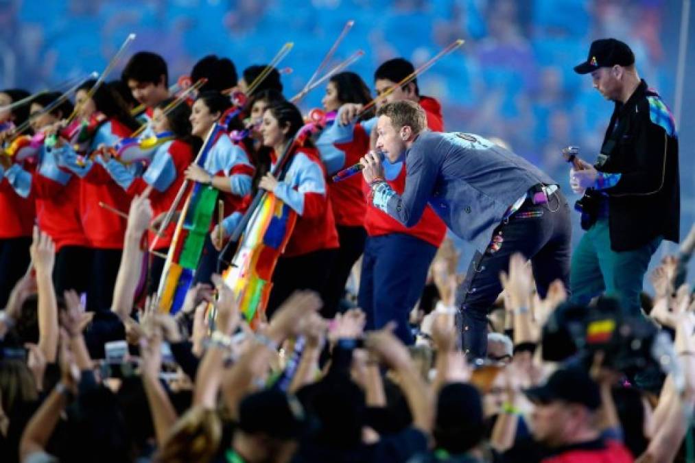 Coldplay fue el primer acto. Acompañado de un grupo de niños que tocaban violín, el grupo interpretó 'Viva la Vida'.