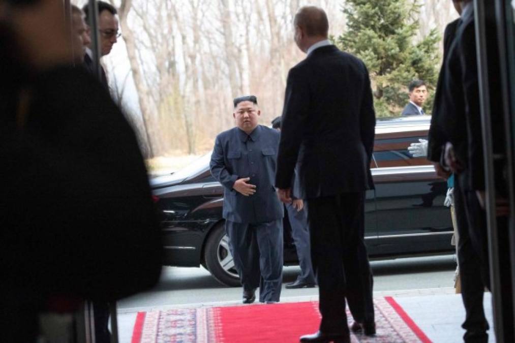 Kim fue recibido por Putin con una poco habitual puntualidad y un largo apretón de manos en el puerto ruso de Vladivostok, adonde el dirigente norcoreano había llegado el miércoles tras un viaje de unas diez horas en su tren blindado color verde oliva.