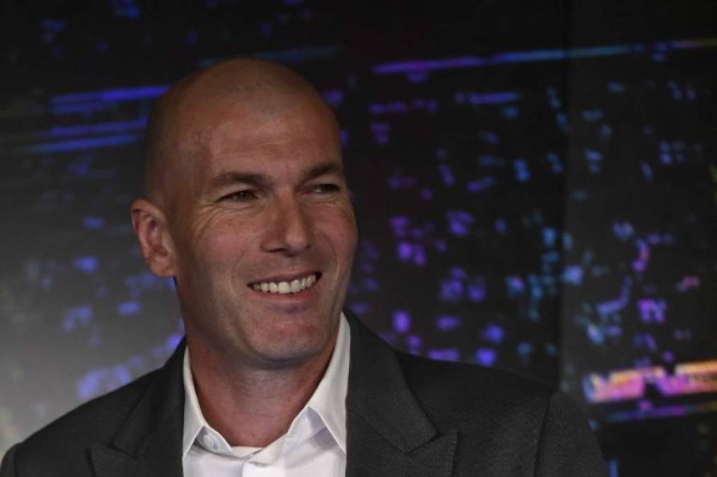 Zidane llegó a la rueda de prensa con un pantalón vaquero roto a la altura de las rodillas y arremangado por los bajos, en un look muy pesquero.
