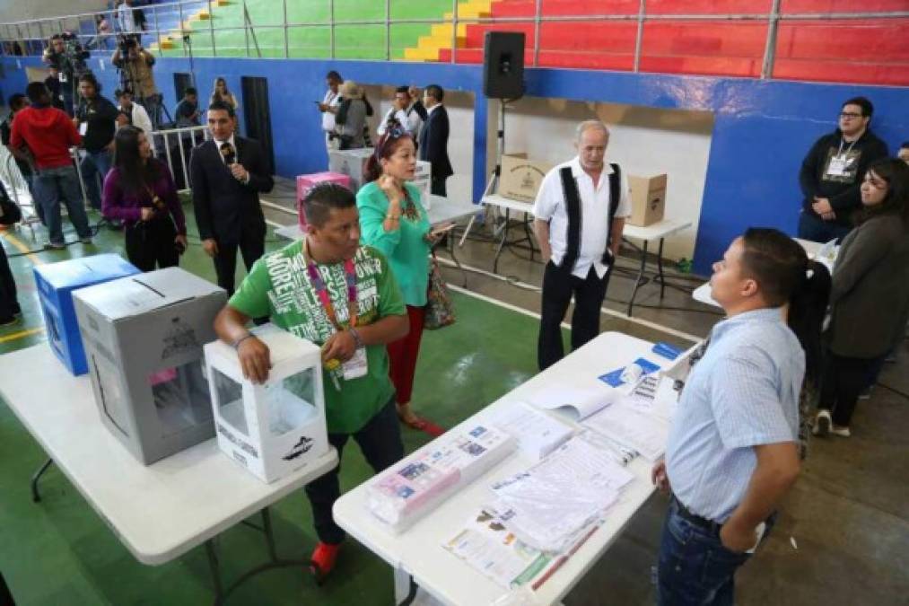 Una de las mesas electorales receptoras en el Instituto San Miguel de Tegucigalpa.