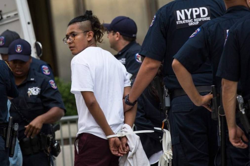 El Departamento de Policía de Nueva York hizo un rápido trabajo para detener al grupo de manifestantes.<br/>Según NBC 4, una docena de personas fueron arrestadas.