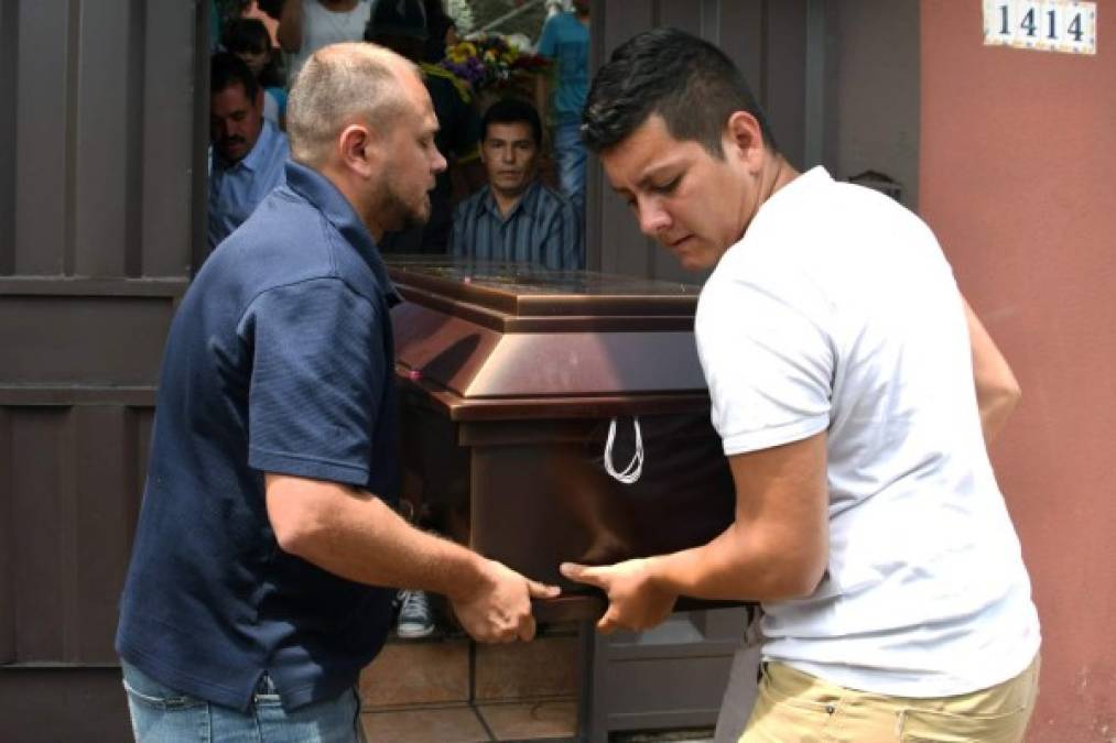 'Es duro enterrar a un hijo por un partido de fútbol, no queda más que enterrarlo', dijo a la AFP, Humberto Torres (86), quien junto a su esposa, Rosa, llevaba el cuerpo de su hijo Carlos Torres (48) a la comunidad de Cedros, 40 km al norte de Tegucigalpa.<br/>