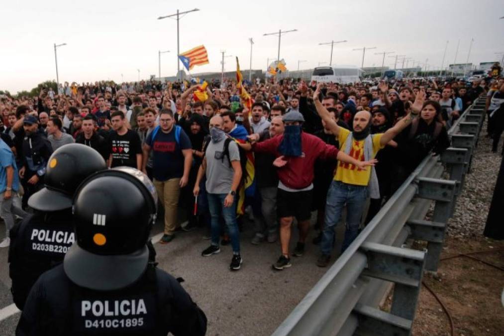 Fueron condenados la ex presidenta del parlamento catalán, Carme Forcadell (11 años y medio), el expresidente y presidente de las influyentes asociaciones independentistas ANC y Omnium Cultural, Jordi Sánchez y Jordi Cuixart (9 años), y cinco antiguos ministros regionales (entre 10,5 y 12 años).