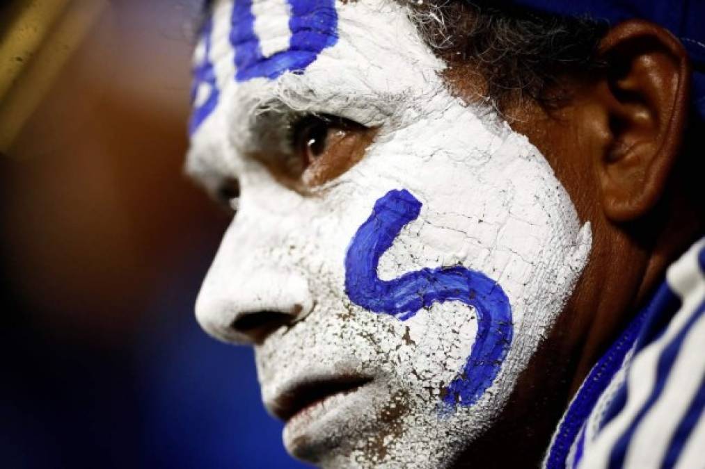 Un aficionado salvadoreño, triste por la derrota de su selección ante Honduras.