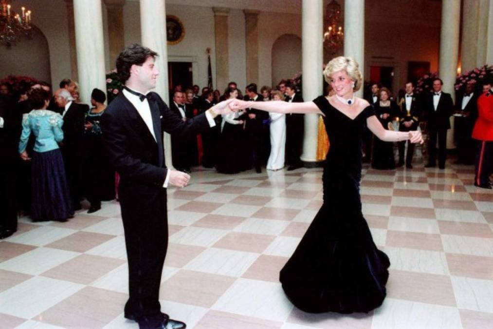 Entre las prendas más celebradas está el vestido largo de terciopelo azul oscuro de Victor Edelstein que llevó a una cena en la Casa Blanca ofrecida por el presidente Ronald Reagan en 1985, con el que bailó con el actor John Travolta al ritmo de la canción 'You Should be Dancing'.