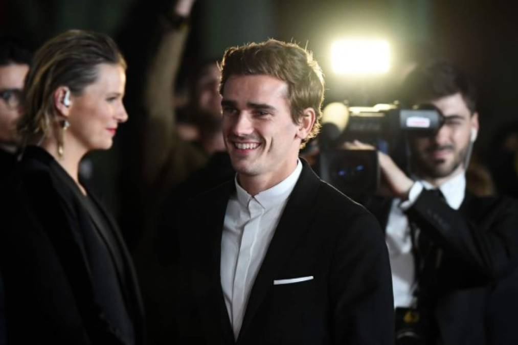 Antoine Griezmann muy sonriente y elegante a su llegada al Grand Palais de París.