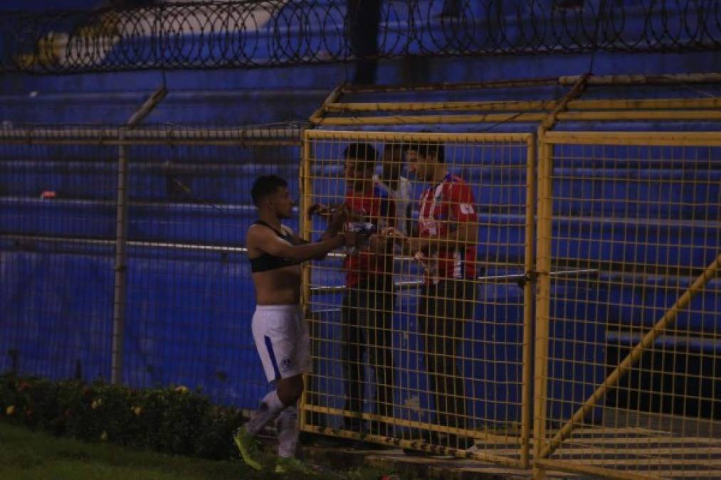 Tras el final del clásico, el mediocampista Edwin Rodríguez tuvo el buen gesto de ir a entregarle su camiseta a uno de los aficionados del Olimpia.