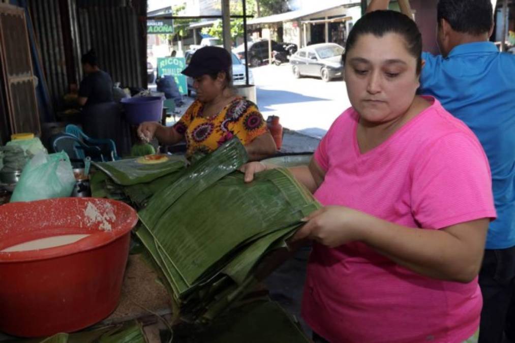 Ofrecen tamales de pollo y de cerdo. Cada tamal cuesta L12.00 y los especiales (Que llevan más carne y más ingredientes) cuestan L18.00<br/>