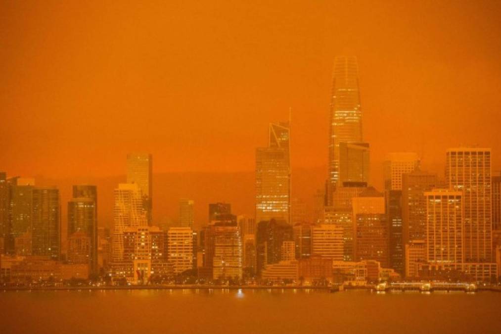 Las fotos de la espeluznante escena, en particular de un horizonte de San Francisco que parecía haber sido sacado de una película distópica de ciencia ficción, se difundieron rápidamente en las redes sociales.