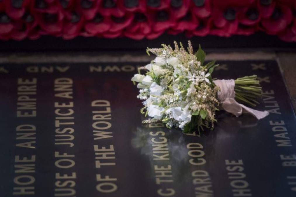 El ramo de Meghan, que llevaba por tradición la flor de mirto, que simboliza la esperanza y el amor, fue colocado en la tumba del Guerrero Desconocido en la Abadía de Westminster.