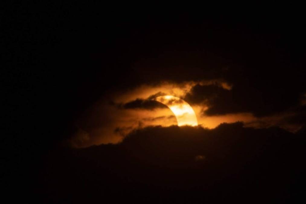 En Londres, donde la Luna ocultó el 20% del Sol, los observadores pudieron ver el eclipse a través de las nubes.