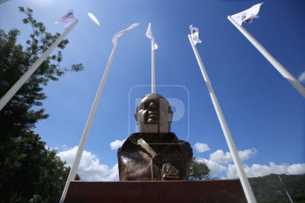 En el Centro de Alto Rendimiento se encuentra un busto en memoria del eterno presidente blanco José Rafael Ferrari, el dirigente más ganador del fútbol de Honduras.